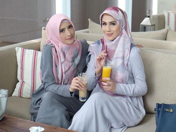 Mengintip 10 Momen Kulineran Artis Cantik Ineke Koesherawati