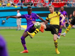 Laga berjalan ketat dengan kedua tim main agrsif. Soeren Dieckmann (kanan) saling berebut bola dengan Rafael Camacho. (Foto: Chris Keane/Reuters)