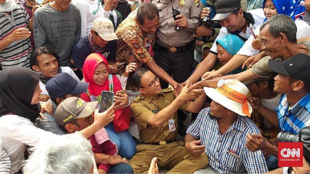 Gubernur DKI Jakarta Anies Baswedan menemui massa yang melakukan aksi demo di depan Balai Kota Jakarta, Senin (23/7).