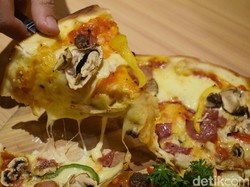 Milkoe Bistreau: Ngemil Pizza Keju Sambil Baca Buku di Kafe Cantik