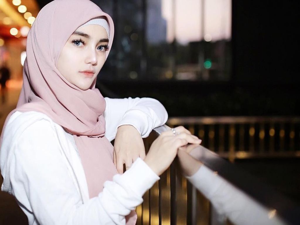 Dikabarkan Putus dari Atta Halilintar, Selebgram Cantik Ini Lepas Hijab Dikabarkan Putus dari Atta Halilintar, Selebgram Cantik Ini Lepas Hijab