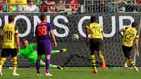 Dortmund menyamakan skor menjadi 1-1 di babak kedua pada menit ke-66 lewat eksekusi penalti Christian Pulisic. (Foto: Chris Keane/Reuters)