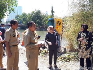 Risma Sidak Jalan yang akan Disulap Jadi Jogging Track