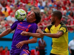 Lazar Markovic, yang sempat dipinjamkan Liverpool ke Anderlecht pada Januari 2018 turun sebagai starter. Dia terlibat berebutan bola dengan pemain lawan. (Foto: Chris Keane/Reuters)