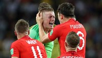 Lagi-lagi Inggris mencuri perhatian dunia di babak 16 besar Piala Dunia 2018. Bertanding melawan Kolombia, The Three Lions bermain imbang hingga berakhir adu penalti. Kesiapan mental mereka diuji saat adu penalti ini, hingga akhirnya penjaga gawang Inggris Jordan Pickford mampu selamatkan gawang dan mengalahkan Kolombia. Clive Rose/Getty Images.