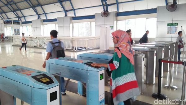 Foto: Penumpang KRL Tak Lagi Pakai Tiket Kertas
