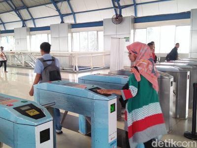 Foto: Penumpang KRL Tak Lagi Pakai Tiket Kertas
