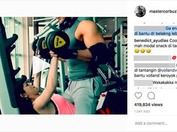 Deddy Corbuzier Bantu Pacar Nge-gym, Posisinya Bikin Salfok