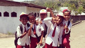 Senyum Ceria Anak-anak Indonesia Ini Bikin Damai
