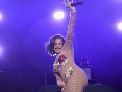 Fancy! Cardi B Dapat Stroller Rp 24 Juta dari Desainer Moschino