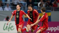 Piala Eropa U-21 pada tahun 2009 menjadi awal kebintangan Mesut Oezil. Dia membawa Jerman juara di kejuaraan junior ini, plus bikin satu gol di final untuk mengalahkan Inggris 4-0. (Foto: Phil Cole/Getty Images)