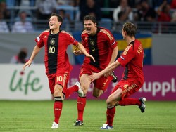 Piala Eropa U-21 pada tahun 2009 menjadi awal kebintangan Mesut Oezil. Dia membawa Jerman juara di kejuaraan junior ini, plus bikin satu gol di final untuk mengalahkan Inggris 4-0. (Foto: Phil Cole/Getty Images)