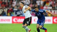 Jerman gagal juara di Piala Eropa 2012 setelah kandas di semifinal. Namun Oezil tetap bersinar. Dia jadi satu dari empat pencetak assist terbanyak di kejuaraan, plus bikin satu gol. Oezil masuk tim terbaik turnamen. (Foto: Joern Pollex/Getty Images)