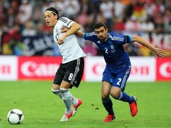 Jerman gagal juara di Piala Eropa 2012 setelah kandas di semifinal. Namun Oezil tetap bersinar. Dia jadi satu dari empat pencetak assist terbanyak di kejuaraan, plus bikin satu gol. Oezil masuk tim terbaik turnamen. (Foto: Joern Pollex/Getty Images)