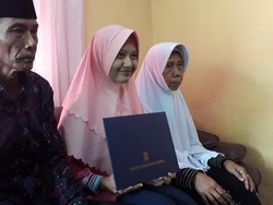 Anak Tukang Becak Lulus Cum Laude di ITB, Ini Harapan Ortu