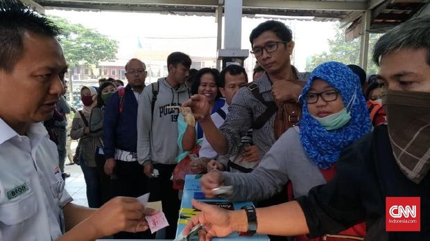 Cerita Penumpang Terpaksa Tetap Berburu Tiket Kertas KRL