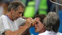 Pertandingan berdarah tak terhindarkan dalam laga pertandingan Jerman melawan Swedia di fase grup Piala Dunia 2018. Pemain Jerman Sebastian Rudy harus mendapat perawatan usai cedera dalam upayanya membantu Des Panzer mengalahkan Swedia dalam fase grup di Piala Dunia 2018. Alexander Hassenstein/Getty Images.