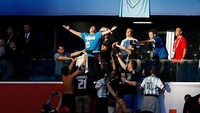 Argentina berhasil lolos dari fase grup usai menaklukkan Nigeria 2-1 dalam laga hidup mati. Sang legenda Argentina, Maradona pun tak mau ketinggalan melakukan selebrasi di bawah sorotan cahaya matahari yang begitu epik. Julian Finney/Getty Images.