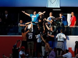 Argentina berhasil lolos dari fase grup usai menaklukkan Nigeria 2-1 dalam laga hidup mati. Sang legenda Argentina, Maradona pun tak mau ketinggalan melakukan selebrasi di bawah sorotan cahaya matahari yang begitu epik. Julian Finney/Getty Images.