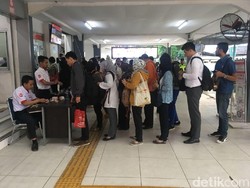 Perhatian! Tiket Elektronik KRL Hari Ini Masih Belum Bisa Dipakai