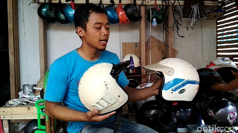 barang vintage atau retro belakangan menjadi primadona lagi karena yaitu dianggap unik B Berawal Iseng, Arik Raup Untung Dari Helm Jadul