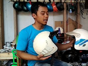 Berawal Iseng, Arik Raup Untung dari Helm Jadul