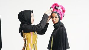 Foto: Aksi Dian Pelangi Dandani Model Dunia Halima Aden
