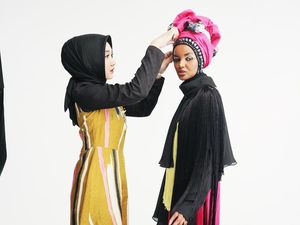 Foto: Aksi Dian Pelangi Dandani Model Dunia Halima Aden Foto: Aksi Dian Pelangi Dandani Model Dunia Halima Aden