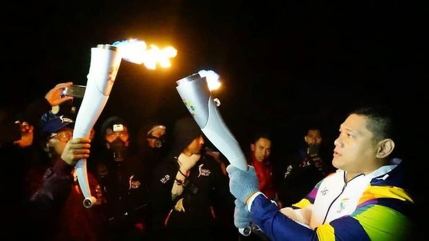 Api Asian Games 2018 yang dibawa dari India, bertemu api biru Kawah Gunung Ijen di Banyuwangi, Sabtu (21/7) malam.