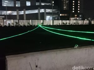 Gemerlap Lampu Warna-warni yang Dipasang di Kali Item Gemerlap Lampu Warna-warni yang Dipasang di Kali Item