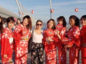 Cantik! Pramugari AirAsia Pakai Kimono