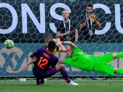 Di masa injury time, Loris Karius harus kebobolan lagi untuk ketiga kalinya. Kali ini lewat sontekan Jacob Bruun Larsen usai memanfaatkan bola rebound dari tembakan Pulisic yang sempat ditepis Karius. Skor 3-1 bertahan untuk kemenangan Dortmund. (Foto: Chris Keane/Reuters)