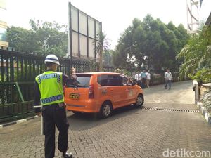 Inafis Tinggalkan Lokasi Pria Bunuh Diri di Blok M Plaza Inafis Tinggalkan Lokasi Pria Bunuh Diri di Blok M Plaza