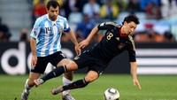 Hanya berselang setahun, Oezil dipercaya memperkuat timnas Jerman di Piala Dunia 2010 di Afrika Selatan. Oezil memang gagal membawa Jerman juara, hanya finis ketiga. Tapi dia bermain impresif dengan jadi satu dari lima pemain yang mengumpulkan tiga assist alias assist terbanyak di turnamen. (Foto: Joern Pollex/Getty Images)