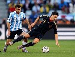 Hanya berselang setahun, Oezil dipercaya memperkuat timnas Jerman di Piala Dunia 2010 di Afrika Selatan. Oezil memang gagal membawa Jerman juara, hanya finis ketiga. Tapi dia bermain impresif dengan jadi satu dari lima pemain yang mengumpulkan tiga assist alias assist terbanyak di turnamen. (Foto: Joern Pollex/Getty Images)