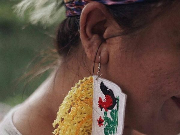 Uniknya Kalung hingga Sepatu yang Dibuat dengan Gambar Mie Instan dalam Mangkuk