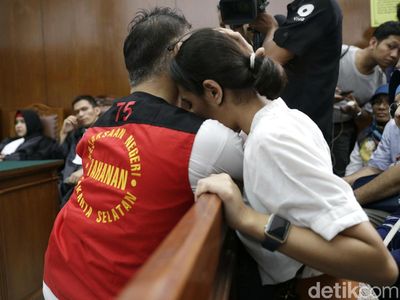 Diputus Rehabilitasi, Tio Pakusadewo Peluk sang Putri