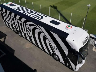 Bermotif Zebra, Bus Juventus Ini Keren Banget
