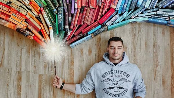 Super Kreatif! Pria Ini Bikin Foto Keren Pakai Susunan Buku