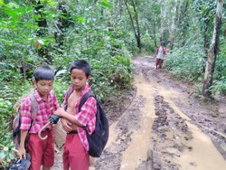 Hari Anak Indonesia, Ini Cerita Andi Tembus Hutan Demi Sekolah