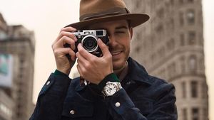 Gaya Liburan Blogger Tampan, Adam Gallagher