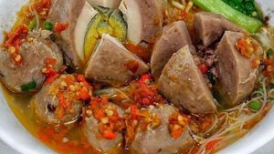 Mantap! Bakso Telur Berkuah Gurih Pedas Buat Makan Siang