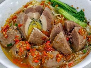 Mantap! Bakso Telur Berkuah Gurih Pedas Buat Makan Siang Mantap! Bakso Telur Berkuah Gurih Pedas Buat Makan Siang