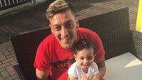 Sisi Kebapakan Mesut Ozil yang Bisa Bikin Melting