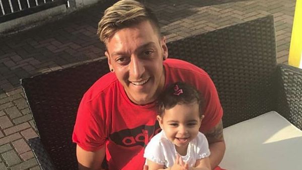 Sisi Kebapakan Mesut Ozil yang Bisa Bikin Melting