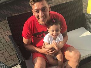 Sisi Kebapakan Mesut Ozil yang Bisa Bikin Melting
