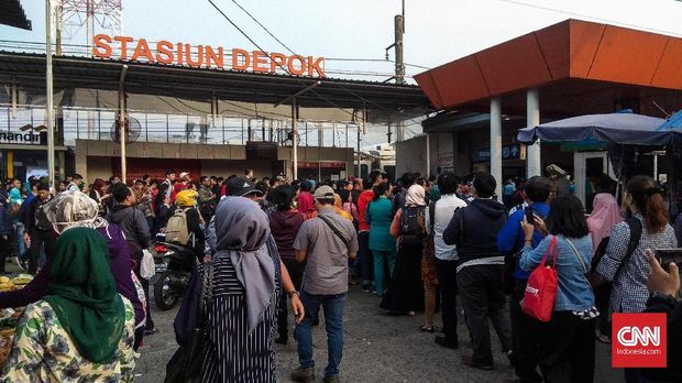 Antrean KRL di Stasisun Depok Mengular Hingga ke Jalan