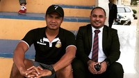 Charis Yulianto (kiri) adalah bek langganan timnas Indonesia. Dia main untuk Persija pada 2005-2006 dan ke Persib pada 2006-2007. (Foto: Instagram @charis_yulianto4)