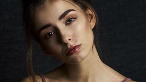 Kepincut Model Cantik yang Punya Rekor Dunia Paling Banyak Disuka di Tinder
