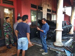 Bikin Kaget, Mobil yang Parkir di Rumah Kosong Tiba-tiba Terbakar